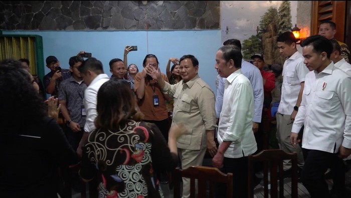 Momen Prabowo, Jokowi, Gibran Makan Bersama di Warung Bakmi Jawa Solo (Dok. Tim Media Presiden) Momen Prabowo, Jokowi, Gibran Makan Bersama di Warung Bakmi Jawa Solo (Dok. Tim Media Presiden)