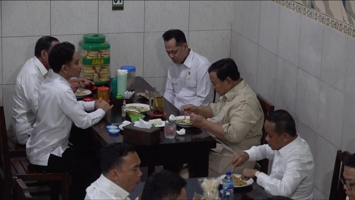 Momen Prabowo, Jokowi, Gibran Makan Bersama di Warung Bakmi Jawa Solo (Dok. Tim Media Presiden)