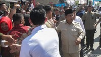 Presiden Prabowo Subianto meninjau KDMP Bentangan, Klaten, Jawa Tengah, Senin (21/7/2025) usai meluncurkan 80.000 Kopdes/Kel Merah Putih se-Indonesia. Prabowo mengecek gerai-gerai di KDMP Bentangan.
