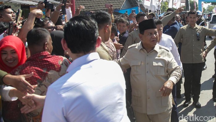 Presiden Prabowo Subianto meninjau Koperasi Desa Merah Putih (KDMP) Bentangan, Klaten, Jawa Tengah, usai meluncurkan 80.000 Kopdes/Kel Merah Putih se-Indonesia.