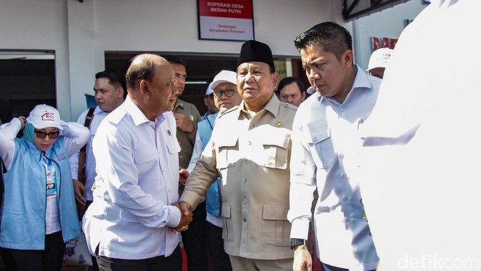 Presiden Prabowo Subianto meninjau Koperasi Desa Merah Putih (KDMP) Bentangan, Klaten, Jawa Tengah, usai meluncurkan 80.000 Kopdes/Kel Merah Putih se-Indonesia.