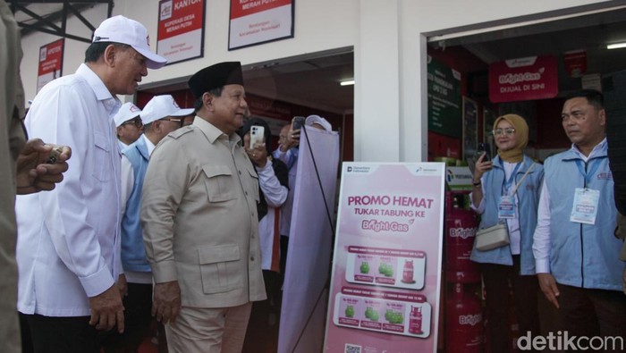 Presiden Prabowo Subianto meninjau Koperasi Desa Merah Putih (KDMP) Bentangan, Klaten, Jawa Tengah, usai meluncurkan 80.000 Kopdes/Kel Merah Putih se-Indonesia.