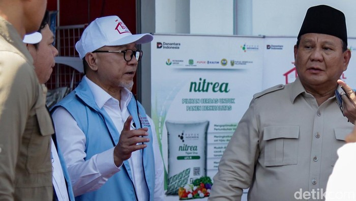 Momen Prabowo Tinjau KDMP Bentangan Klaten Presiden Prabowo Subianto meninjau Koperasi Desa Merah Putih (KDMP) Bentangan, Klaten, Jawa Tengah, usai meluncurkan 80.000 Kopdes/Kel Merah Putih se-Indonesia.