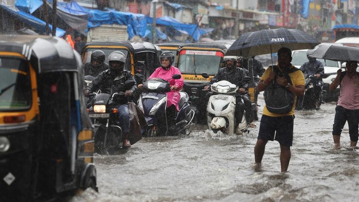 Hujan lebat yang mengguyur Mumbai, India, pada Senin (21/7/2025), menyebabkan sejumlah ruas jalan dan kawasan kereta bawah tanah tergenang air. REUTERS/Francis Mascarenhas