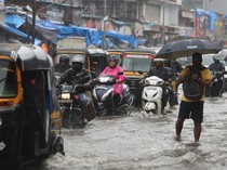 Mumbai Banjir, Warga Terobos Genangan Hujan