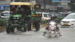 Mumbai Banjir, Warga Terobos Genangan Hujan