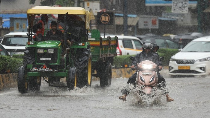 Hujan lebat yang mengguyur Mumbai, India, pada Senin (21/7/2025), menyebabkan sejumlah ruas jalan dan kawasan kereta bawah tanah tergenang air. REUTERS/Francis Mascarenhas