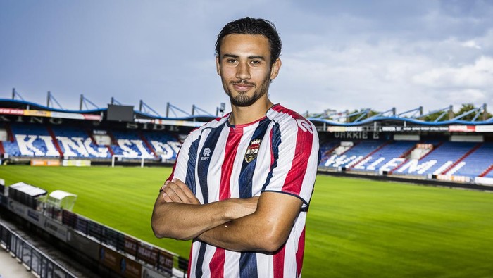 TILBURG , 21-07-2025 Koning Willem II stadium , season 2025 /  2026 , Dutch Keuken Kampioen Divisie football , Nathan Tjoe A On signs at Willem II.