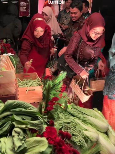 Suasanya pernikahan ini mendadak jadi sorotan di media sosial, karena pengantin menyediakan aneka sayur segar yang bebas diambil oleh tamu undangan di Yogyakarta. Postingan tersebut langsung viral di media sosial.