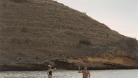 Tak seru rasanya menikmati keindahan laut Labuan Bajo tanpa paddle board. Bisa nih traveler lakuakn bila nanti liburan ke sana bersama pasangan.