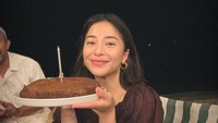 Saat malam, Nikita bersama keluarganya dengan dinner bersama di tepi pantai.