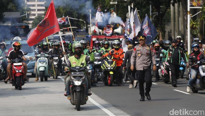 Sejumlah pengemudi ojek daring (ojol) melakukan aksi demonstrasi di kawasan Patung Kuda, Jakarta, Senin (21/7/2025). Dalam aksinya mereka menutut aplikator untuk menurunkan potongan komisi menjadi 10 persen dan juga mendesak pemerintah untuk menerbitkan UU Transportasi Online Indonesia.