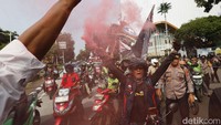 Menurut Ketua Umum Gerakan Aksi Roda Dua (Garda) Indonesia Raden Igun Wicaksono, aksi ojol memang terpecah di beberapa titik. Salah satunya adalah di jalan Gatot Subroto.