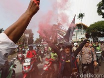 Video: Demo Ojol Sempat Memanas, Massa Nyalakan Flare