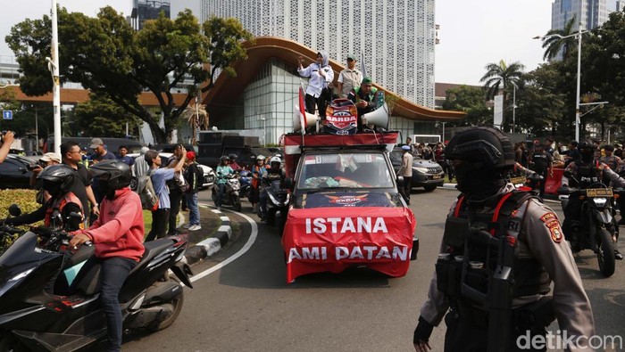 Ojol Demo di Patung Kuda, Tuntut Keadilan Tarif dan UU Transportasi Online Sejumlah pengemudi ojek daring (ojol) melakukan aksi demonstrasi di kawasan Patung Kuda, Jakarta, Senin (21/7/2025). Dalam aksinya mereka menutut aplikator untuk menurunkan potongan komisi menjadi 10 persen dan juga mendesak pemerintah untuk menerbitkan UU Transportasi Online Indonesia.