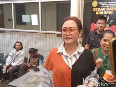 Istri Fariz RM, Oneng Diana, saat ditemui di Pengadilan Negeri Jakarta Selatan, Senin (21/7/2025).