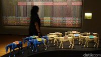 Pengunjung melihat koleksi pameran NYALA 200 Tahun Perang Diponegoro di Galeri Nasional Indonesia, Jakarta, Senin (21/7/2025).   