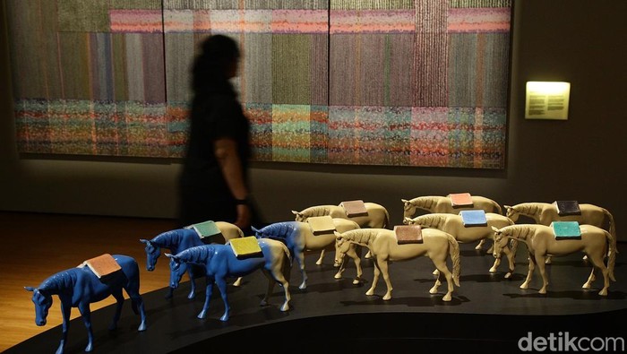 Pengunjung melihat koleksi pameran NYALA 200 Tahun Perang Diponegoro di Galeri Nasional Indonesia, Jakarta, Senin (21/7/2025).