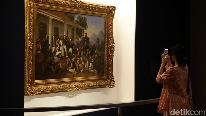Pengunjung melihat koleksi pameran NYALA 200 Tahun Perang Diponegoro di Galeri Nasional Indonesia, Jakarta, Senin (21/7/2025).