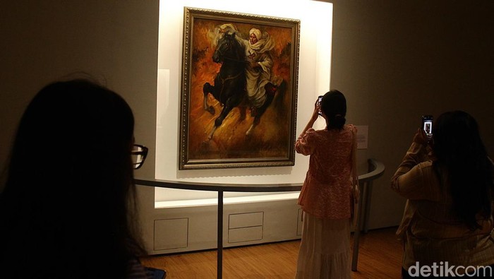Pengunjung melihat koleksi pameran NYALA 200 Tahun Perang Diponegoro di Galeri Nasional Indonesia, Jakarta, Senin (21/7/2025).