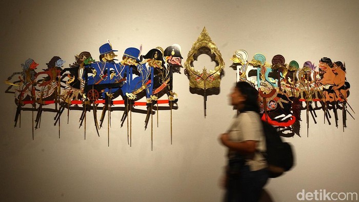 Pengunjung melihat koleksi pameran NYALA 200 Tahun Perang Diponegoro di Galeri Nasional Indonesia, Jakarta, Senin (21/7/2025).