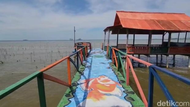 Suasana Pantai Muara Mundu, Kabupaten Cirebon, Senin (21/7/2025).