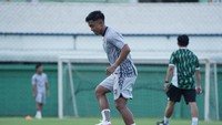 Dalam pemusatan latihan ini, para pemain digembleng mulai dari fisik hingga pemahaman taktik yang ingin diterapkan pelatih Bojan Hodak. Chemistry di antara para pemain juga diupayakan bisa terbangun lewat pemusatan latihan ini. (Foto: Dok. Persib Bandung)