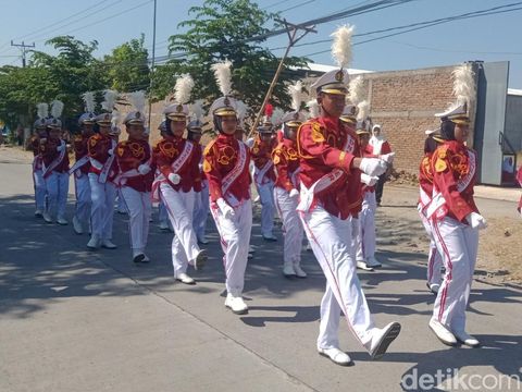 Para siswa menyambut Presiden Prabowo Subianto di jalan Pakis Wonosari, Klaten, Senin (21/7/2025).