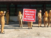 Pegawai DPPPA Kalbar Demo Tuntut Kadis Mundur, Ini Respons Herkulana