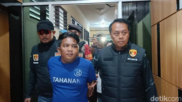 Pelaku pembunuhan AM (54), Suswanto saat diamankan petugas kepolisian di Mapolres Purbalingga, Senin (21/7/2025).