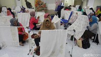 Para peserta mempraktekkan cara membuat motif batik menggunakan canting tradisional saat mengikuti pelatihan membatik di Pusat Pelatihan Seni Budaya Muhammad Mashabi, Jakarta, Senin (21/7/2025).