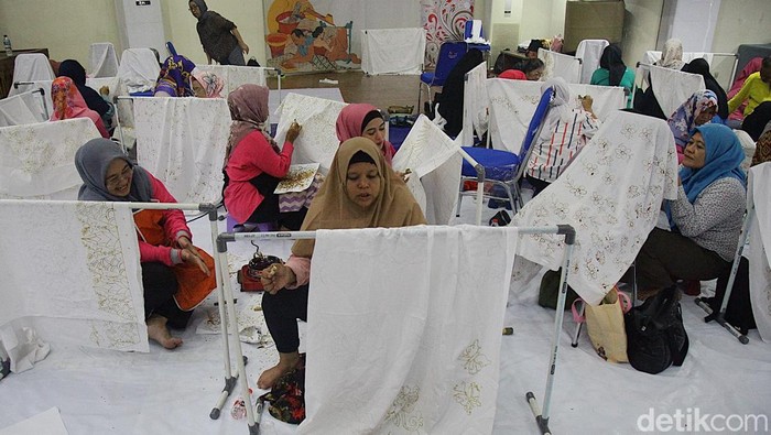 Pelatihan Membatik Gaungkan Semangat Lestarikan Budaya Para peserta mempraktekkan cara membuat motif batik menggunakan canting tradisional saat mengikuti pelatihan membatik di Pusat Pelatihan Seni Budaya Muhammad Mashabi, Jakarta, Senin (21/7/2025).