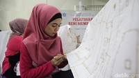Peserta belajar membatik menggunakan canting. Proses pewarnaan juga diajarkan agar peserta memahami seluruh tahapan pembuatan batik tulis tradisional.
