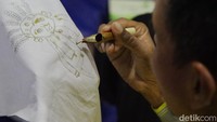 Peserta belajar membatik menggunakan canting. Motif batik klasik menjadi salah satu yang digunakan dalam pelatihan ini.