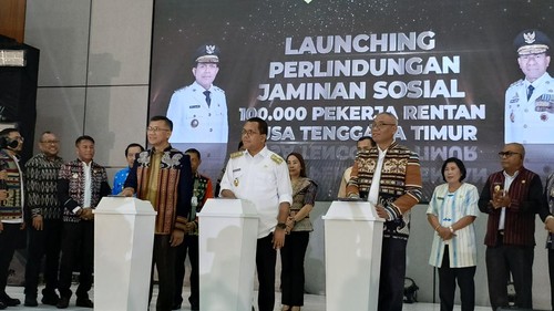 Peluncuran program 100 ribu jaminan sosial pekerja rentan bagi masyarakat di NTT, Senin (21/7/2025). (Simon Selly/detikBali)