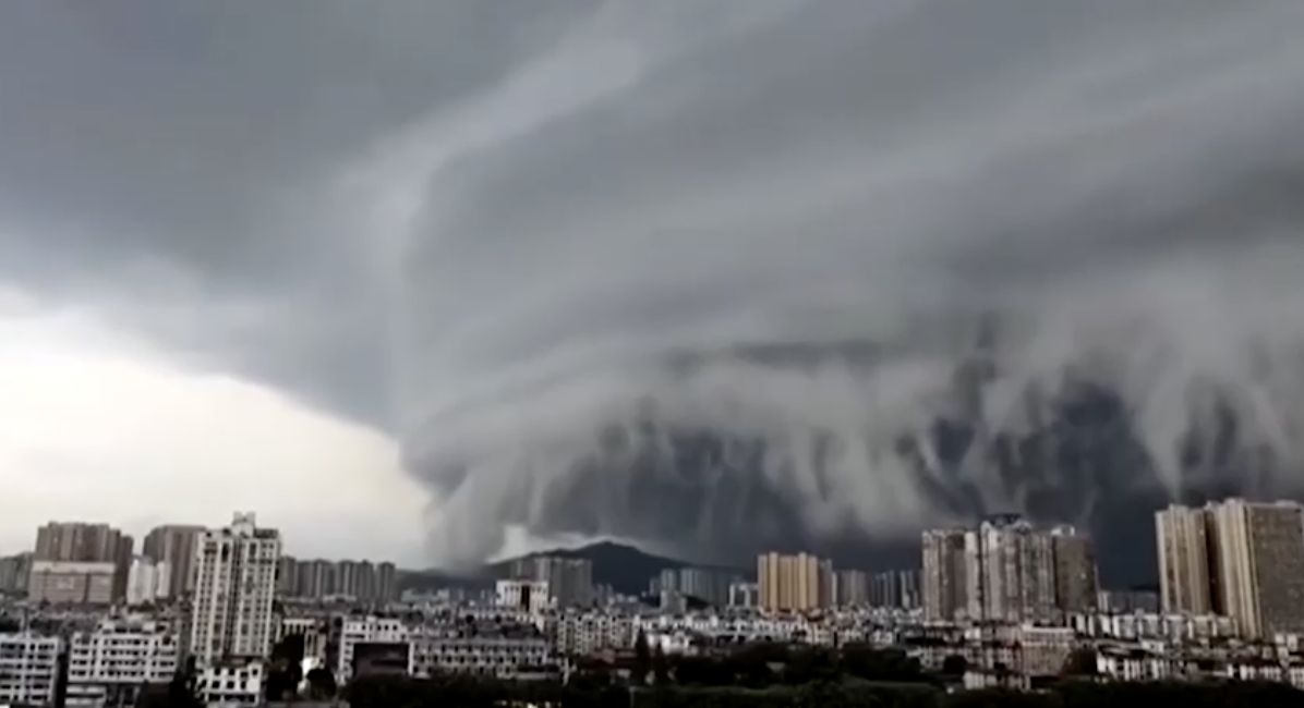 Pemandangan menunjukkan awan gelap mendekati kota Zhuhai saat Topan Wipha menerjang daratan, Provinsi Guangdong, Tiongkok, 20 Juli 2025. (Social Media via REUTERS)