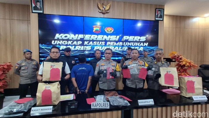 Kapolres Purbalingga, AKBP Achmad Akbar menunjukkan barang bukti kasus pembunuhan di area penggilingan batu Desa Baleraksa saat ungkap kasus di Mapolres Purbalingga, Senin (21/7/2025).