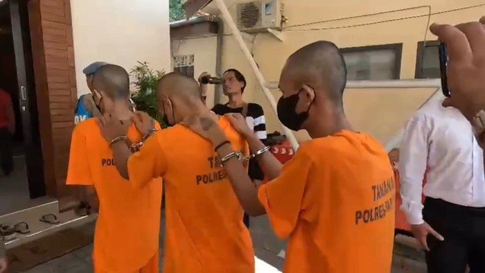 Tiga tersangka pembunuh pria yang mayatnya ditemukan di parit