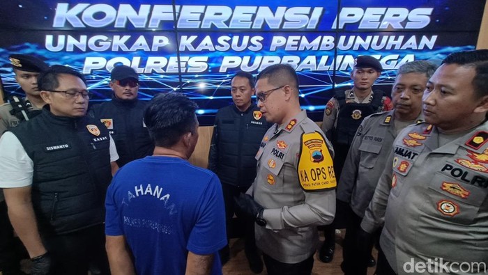 Pelaku pembunuhan AM (54), Suswanto saat diinterogasi Kapolres Purbalingga, AKBP Achmad Akbar, Senin (21/7/2025).
