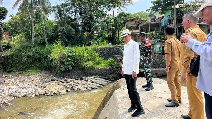 Pemkab Bogor melakukan inspeksi mendadak meninjau irigasi rusak di Desa Kalong Liud, Kecamatan Nanggung. (Rizky Adha/detikcom)