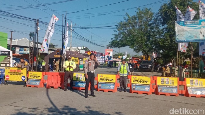 Pengamanan jalan diperketat di simpang tiga Kecamatan Wonosari, timur Desa Bentangan, jelang peluncuran Kopdes Merah Putih di Desa Bentangan, Wonosari, Klaten, Senin (21/7/2025).