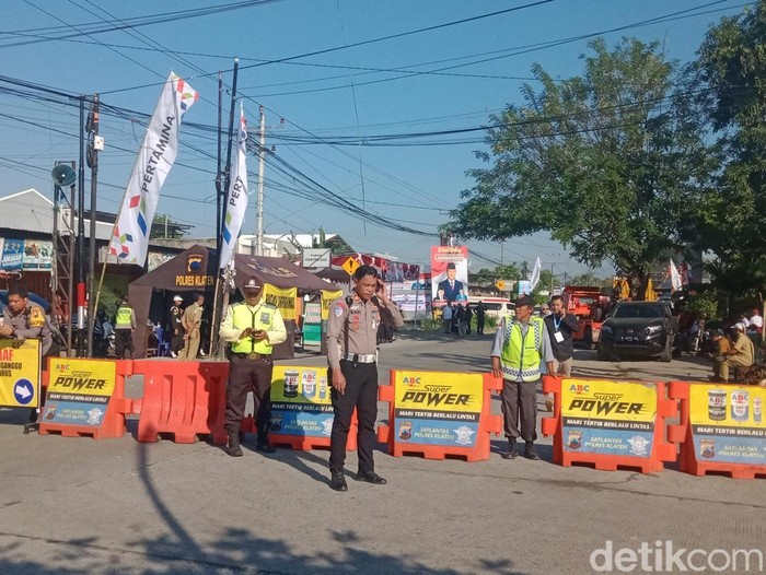 Pengamanan jalan diperketat di simpang tiga Kecamatan Wonosari, timur Desa Bentangan, jelang peluncuran Kopdes Merah Putih di Desa Bentangan, Wonosari, Klaten, Senin (21/7/2025).