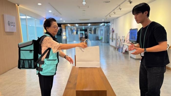 Strong! Lansia 64 Tahun jadi Pengantar Makanan sambil Jalan Kaki
