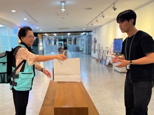 Strong! Lansia 64 Tahun jadi Pengantar Makanan sambil Jalan Kaki