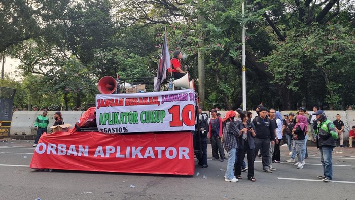 Pengemudi ojol membawa sejumlah tuntutan saat aksi di Jakarta Pusat hari ini. (Taufiq/detikcom)