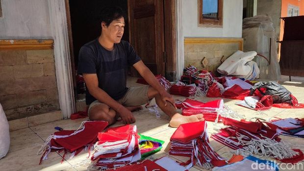Para perajin bendera di Desa Cimari, Ciamis. Desa ini kerap disebut sebagai 'Kampung Bender'.