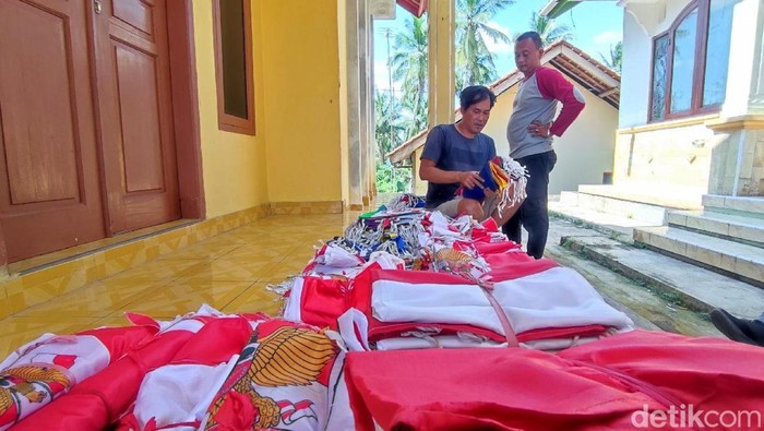 Para perajin bendera di Desa Cimari, Ciamis. Desa ini kerap disebut sebagai Kampung Bender.