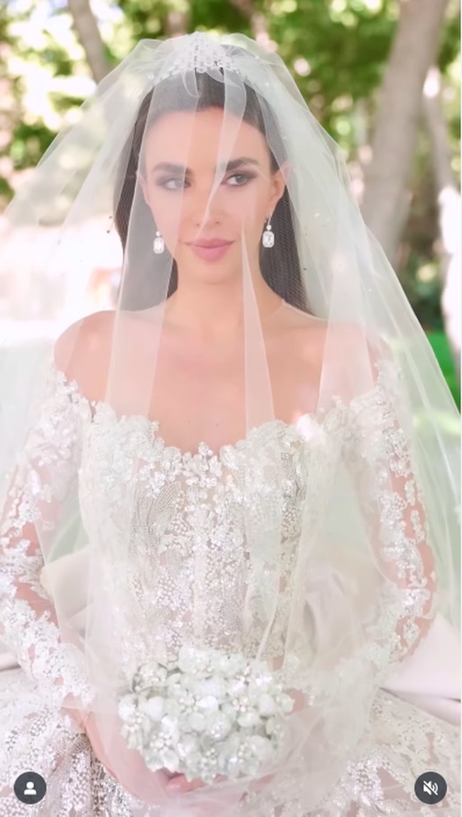 Banyak orang terpana dengan penampilan Zein Qutami dan iri karena wanita tersebut punya ayah mertua seorang Elie Saab yang bisa mewujudkan semua keinginannya. Foto: Instagram @patricksawaya