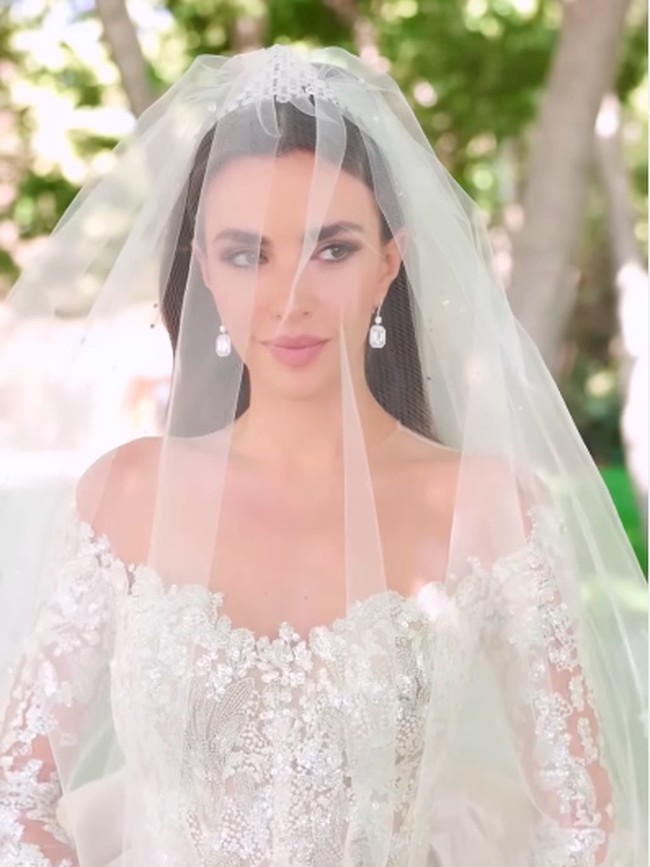 Potret Pernikahan Anak Desainer Elie Saab, Gaun Pengantin Menantu Bak Fairytale Potret Pernikahan Anak Desainer Elie Saab, Gaun Pengantin Menantu Bak Fairytale