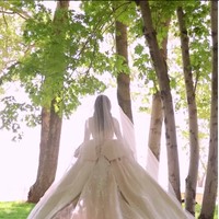 Elie Saab menghadirkan tiga gaun untuk Zein. Untuk pemberkatan, ia mendesain gaun putih off-shoulder dengan detail sulaman rendah nan indah dan veil panjang. Adapun bagian bodice yang dihiasi motif bunga jatuh ke bagian rok yang melantai. Bagian belakangnya juga dipermanis dengan pita elegan. Foto: Instagram @patricksawaya